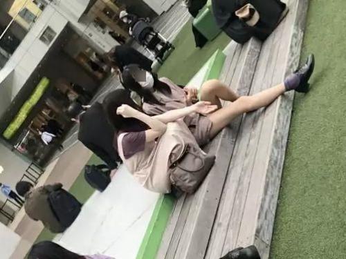 【盗撮】大学のキャンパスでショーパン美脚の小枝のように細い美人JDを凝視するとマン肉が露出中ｗｗｗ