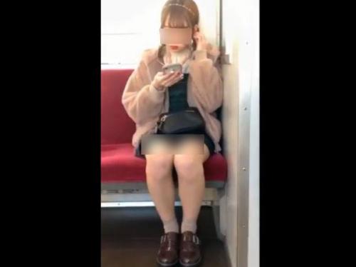 【盗撮】電車対面の可愛いギャルの股間からパンチラしてるのでガン見アングルで隠し撮り！