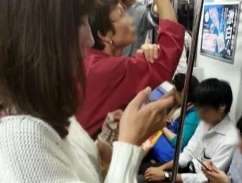 【盗撮】電車で隣り合わせたギャルが超が付く美人で我慢できずに尾行してパンチラを無断撮影してきた！