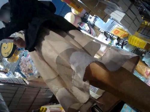【リアルHQ盗撮】店内でショッピングに夢中な美人さん達のスカート内からパンチラを隠し撮り！