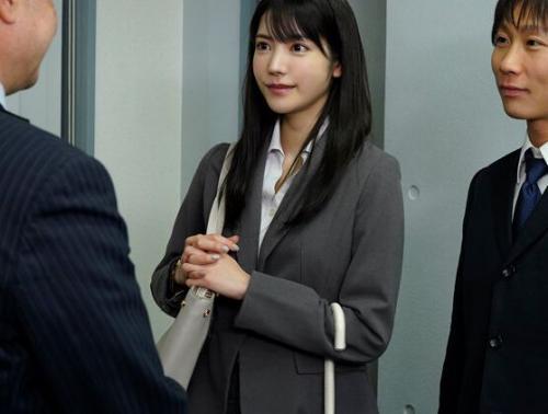 【楓カレン】スレンダー美人上司の雨に濡れた姿に性欲爆発して無我夢中でハメ狂った！