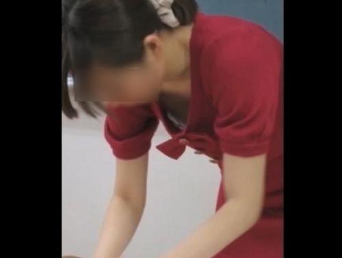 【盗撮】教室内で美人教師を隠し撮り！胸チラ乳首＆過激パンチラを男子生徒たちが無断撮影してSNS投稿！のトップ画像