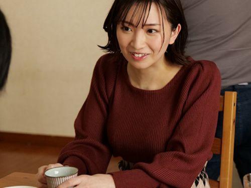 【鈴木真夕】父親の再婚相手が超美人お姉さんで我慢できなくて剛毛マンコにチンポ挿入！