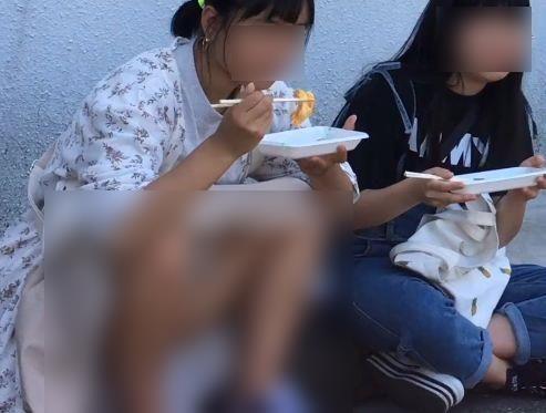 【盗撮】食べ物に夢中で股間がノーガード♡超可愛らしい美少女ロリのパンチラ見えまくりの一部終始＃