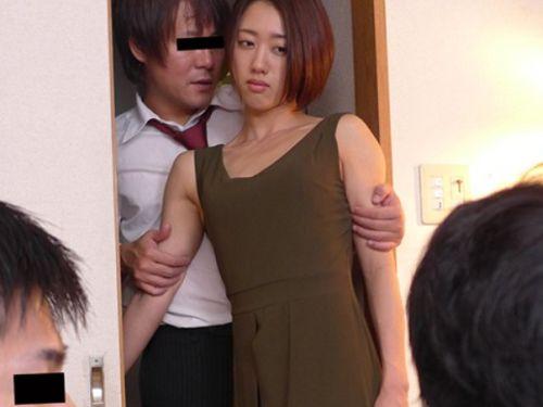 【竹内有紀】自宅の寝室で夫の上司であるパワハラ男に犯されたスレンダー美人妻！