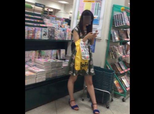 【盗撮】書店で見かけたメガネ美女の素晴らしい美脚の魅力を伝えたくてパンチラを逆さ撮りしてきた♡