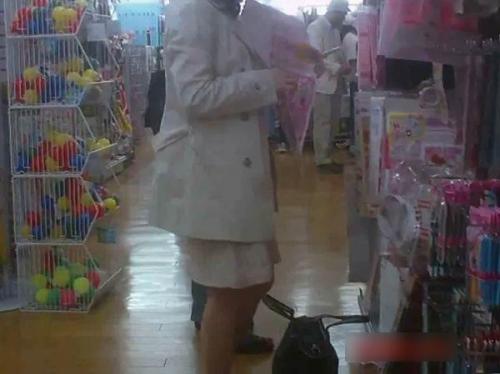 【盗撮】ダイソー店内で隠し撮り！人妻OLのスカート内を無断撮影したハイリスクな危険映像！