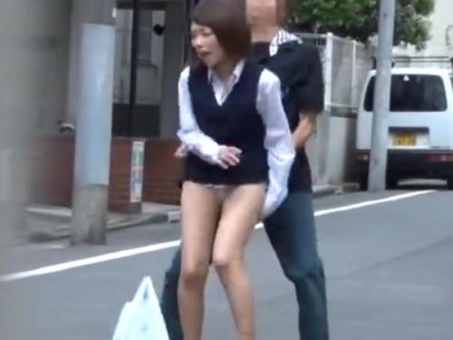 【盗撮動画】激ヤバ危険行為！白昼公道で童顔美少女な制服OLに対してまさかの強制スカート捲りから逃走！のトップ画像