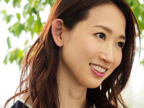 【水戸かな】美人中の美熟女が夫以外の肉棒と初めての中出しセックスをパンティずらしハメで体験！