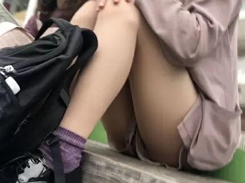 【盗撮】場所バレ必須かも！某所で座っているスレンダー美脚の女子大生風ギャルのパンチラを隠し撮り！のトップ画像