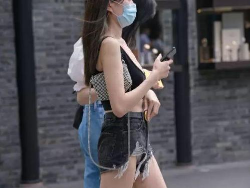 【盗撮】街中に痴女疑惑のモデル級美女発見！ダメージ加工のショーパンの脇から完全にパンチラしまくってるｗｗｗ