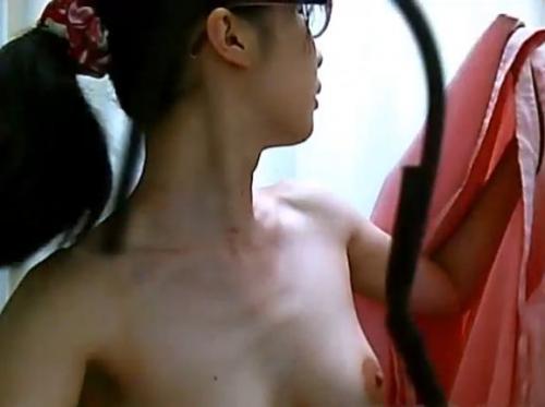 【盗撮】このオッパイは完全美乳仕様！医師が隠し撮りしていたメガネOLの事務員の着替え映像が拡散！のトップ画像