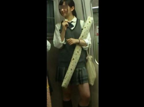 【盗撮】電車でよく見かける超可愛いハーフ美少女の制服女子校生のパンチラを逆さ撮り！