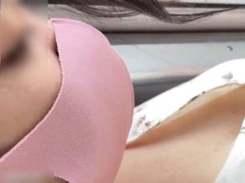 【盗撮動画】電車で乳首を覗き込み！清楚美人なお嬢さんの胸チラの隙間をスマホ撮りして楽しむｗｗｗ