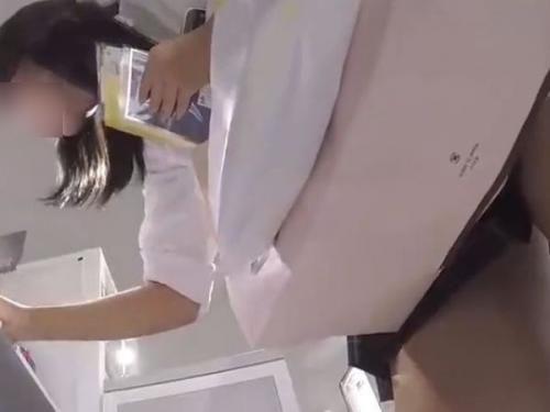 【盗撮動画】もはや芸能人級の超美形ギャルのスカート内を無断撮影して攻略した絶景パンチラ隠し撮り！