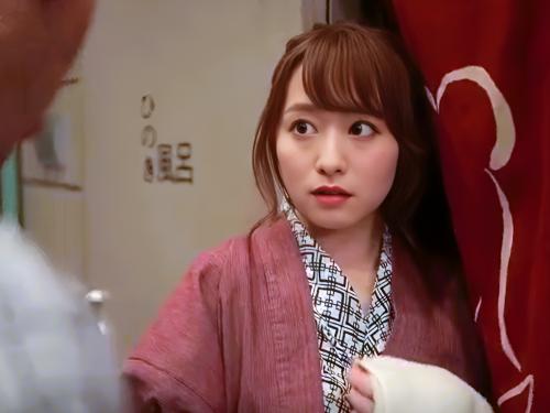 ＜人妻NTR＞温泉旅行に行くと義母の入浴を覗いてしまい理性を抑えきれず義母にチ〇ポ突っ込みたっぷり中出ししてしまった