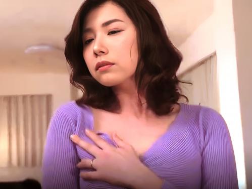 「中には出さないでぇ～」美人人妻は息子の友人に寝取られそのチ〇ポの気持ち良さに段々ハマってしまう【加藤ツバキ】
