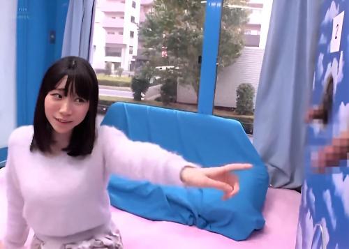 ＜素人ナンパ＞チ〇ポ当てクイズ「彼氏のチ〇ポはこれ！」はずれたらミラー越しの彼の前で容赦なく他人のチ〇ポで中出し