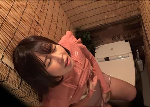 居酒屋で清楚な女子がお酒が入ってムラムラした気持ちを個室トイレで片手は高速乳首、片手は高速手マンでイキ乱れる