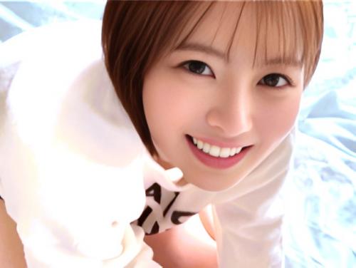 ＜人妻NTR＞元アイドルのSS級美人人妻は旦那の前で他人のチ〇ポで喘いでしまい旦那に謝りながらさらに喘いでイキ乱れる