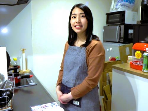 ＜自宅訪問＞美熟女の自宅に旦那が不在の時に押しかけて自宅寝室で不倫中出しセックス