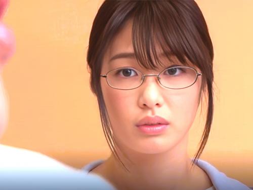 ＜メガネ女子NTR＞地味で真面目なメガネ女性社員は見た目と裏腹に激しく腰を振りまくって中出しまで喘ぎイキまくるとは・・・