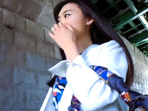 ＜素人ナンパ＞SS級美人セレブ人妻はエロスイッチが入るとスレンダー清楚美女から一転し他人棒で喘ぎイキ狂って中出しされる