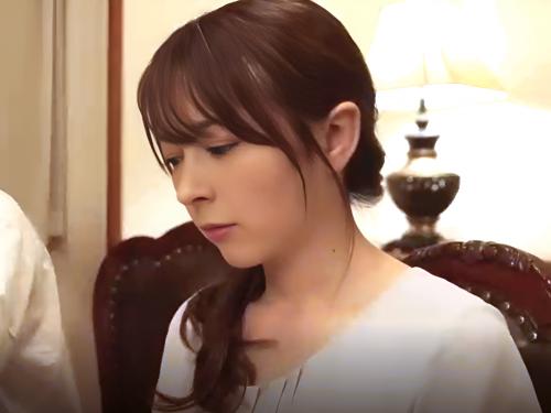 ＜人妻NTR＞親父が若い美人と再婚すると親父の出張中に若過ぎる義理の母に我慢できず硬いチンポを突っ込み中出しセックス