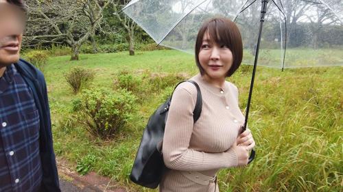 巨乳の人妻が野外露出＆他人棒不倫セックスで感じちゃう♡NTR性癖の夫とともに発情する極上ボディ！