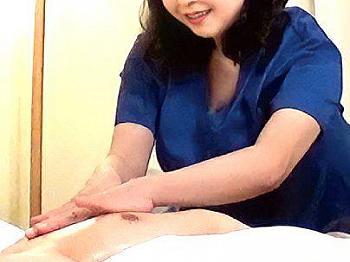 【のぞき×素人】愛好家の間で裏オプがあると噂されているメンズエステ嬢。五十路を過ぎたって還暦を迎えたってまだまだ現役だ。