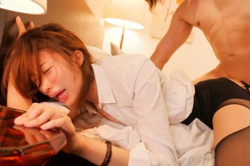 【汗だく×人妻】星宮一花 下着ドロ常習犯の鈴木が、美脚と薄着が似合う人妻に股間を熱くしていた。ある日の午後、鈴木はいつもの洗濯店へ行くと先客で一花がいた。