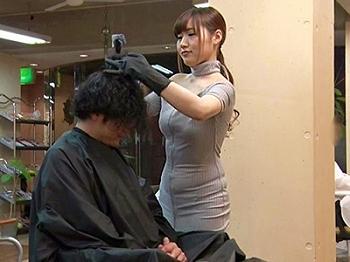 【手コキ×企画】頭部に胸を当ててその気にさせると美乳を見せつけしゃぶらせ、射手淫サービス。「パーマ」マッサージしながら乳首を撫でまわして誘惑するとチポにしゃぶりつき。