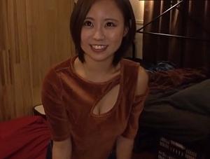 【ハメ撮り×ナンパ】街ゆく素人のガチ自宅に訪問して生ハメ撮ってきた。マコの入り口かき回すだけで床びちゃびちゃになるまで大量潮吹き。
