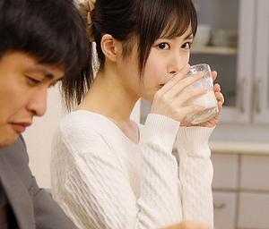 【近親相姦×ビッチ】山口葉瑠 突然実家で同居することになった兄夫婦。若くて可愛い女性が一つ屋根の下で、妊活中の兄夫婦の部屋からは夜な夜な喘ぎ声が。
