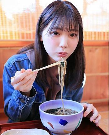 【スレンダー×フェラ】石川澪 いつもお仕事頑張っているMOODYZ専属・石川澪に温泉旅行をプレゼント。一泊二日2人っきりのイチャラブデートに出かけると、すぐにエロスイッチが入って何度も何度もヤリまくった。