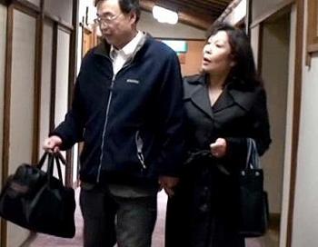 【カップル×主婦】大内静子 もう何十年も連れ添った熟年夫婦が久しぶりの温泉旅行へ出かけた。古びた温泉宿で一緒に風呂に入る夫婦。