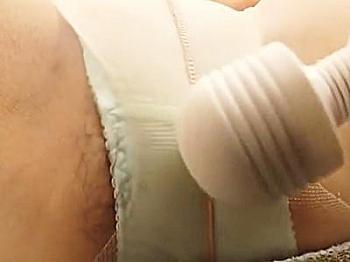【中出し×電マ】フェラ、正常位でガン突きされて、こみ上げる快感に包まれていく人妻のエロを紹介。じっくりと電マで攻められ可愛らしい喘ぎ声を漏らしていく姿にそそられる。