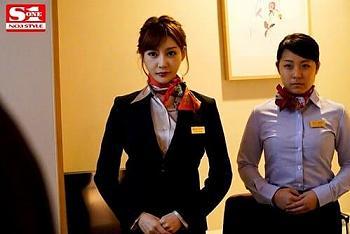 【巨乳×スチュワーデス】明日花キララ キャビンアテンダントのキララは部下たちを仕切りチーフ昇格も目前に迫っていた。しかし部下のミスの責任を取らされることになり人生の歯車が狂い始める。