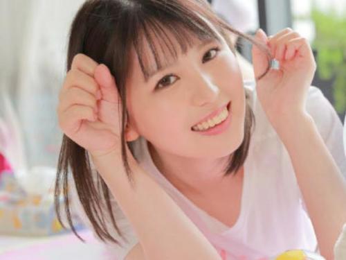 ＜AVデビューｘひかり唯＞ロリフェイスの激カワ保育士さんが敏感マン〇をねっとり弄られる‼