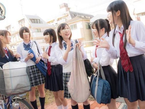 ＜ハメ撮りｘ美少女＞発育順調な美少女たちが万年発情中のドスケベマン〇を激しくハメられイキまくる！