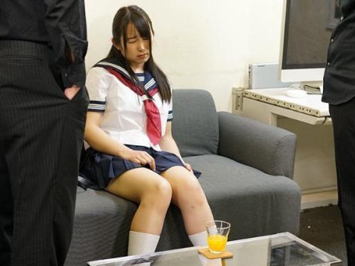 制服を纏った美少女が、禁断の快楽に囚われる緊縛の世界。幼き肉体を狙う獣たちの欲望が、彼女を容赦なく追い詰める。