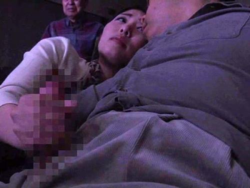 【ヘンリー塚本】官能映画が流れるアダルトシアターで男を誘惑し、欲望のままに乱れ狂う妖艶で淫らな変態熟女！