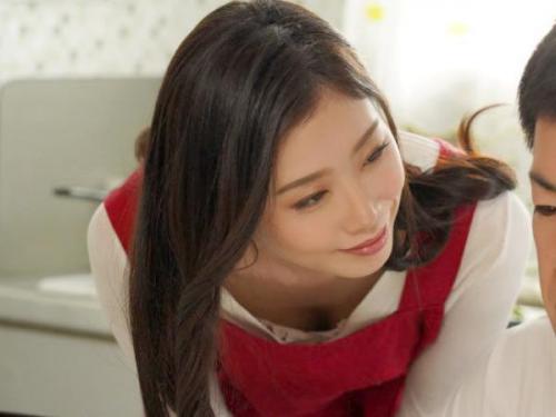 ＜小松杏＞亭主のチンポだけじゃ満足できない若奥さんが近くに住む大学生を誘惑して甘い言葉を囁き肉棒弄る！