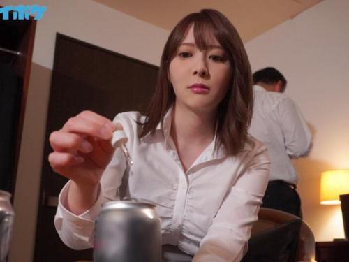 【セックス】遠征先の宿泊施設で、淫乱な女性職員が催淫剤を駆使し、制御不能な生々しい性交に没頭！