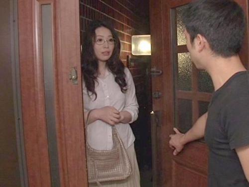 ＜小島薫＞豊満巨乳の美熟女が昔世話になった恩師の息子の肉棒を咥えて肉欲に耽る‼