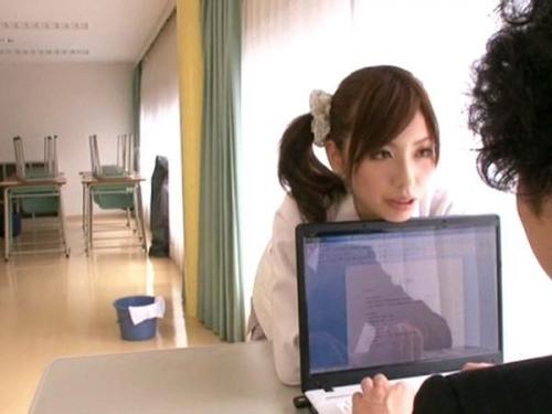 授業中に隣の男子のズボンを強引に下ろし、手で弄ぶ女子高生は、彼の苦悶の表情に目がないw
