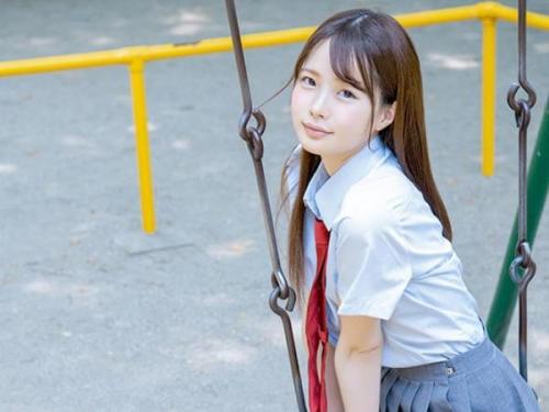 ＜松本いちか＞スタイル抜群の制服美少女が教室内で同級生のチンポを咥えて肉便器状態でハメまくる！