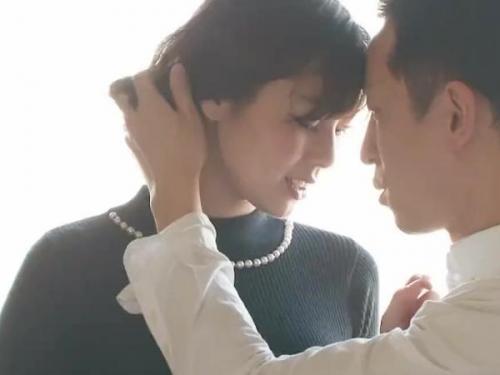 ＜ハメ撮りｘ人妻＞年上夫のフニャチンじゃ物足りないセレブ美人妻が他人棒で濃厚セックス！