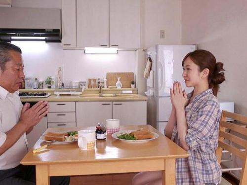 【美女×不倫】遠方からやって来た客と密かな関係を結ぶ、隠れ家バーの妖艶な女将。許されざる情熱に身を委ねる、熱い一夜のドラマが始まる。