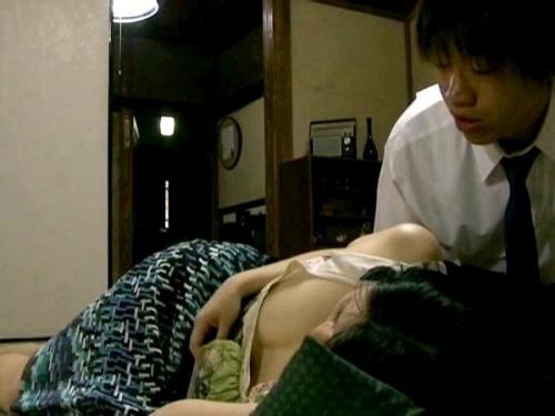 【ヘンリー塚本】魅惑的な色香で男心を翻弄し、誘惑する艶やかな美熟女が禁断の快楽に溺れる！